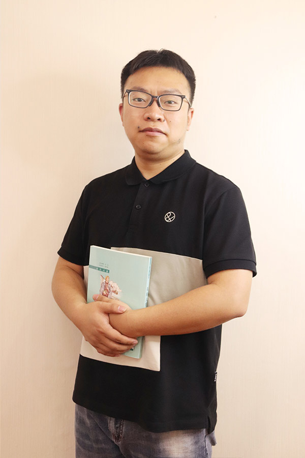 渭滨杨斌 本科学历，毕业于西安航空学院